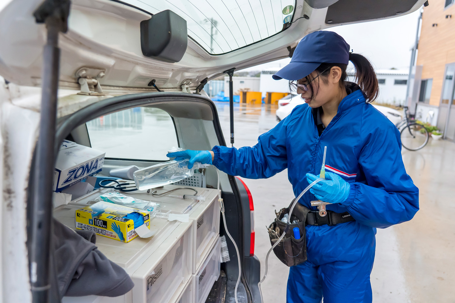 NOSAIの診療車にはさまざまな医薬品や診療器具が積んである